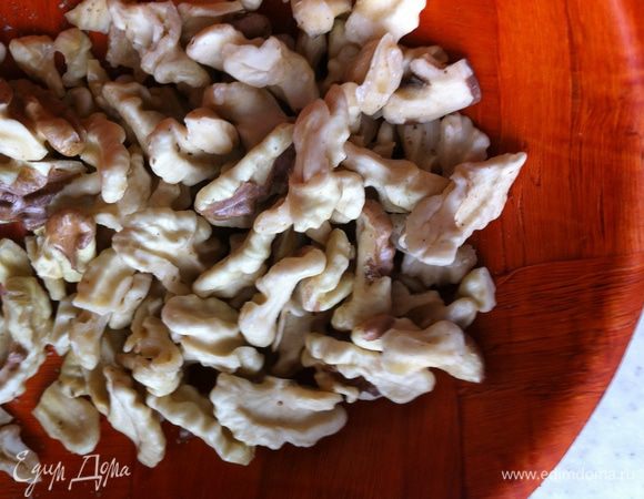 Первым делом чистим орешки от шелухи и  подсушиваем их на сковородке.