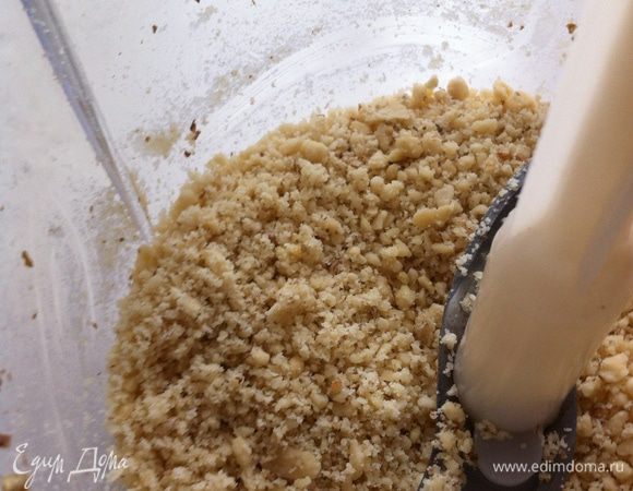 После чего делим орехи пополам и первую половину перетираем в блендере до мелкой крошки,а вторую половину орехов оставляем-целыми,все это потом отправим в тесто.