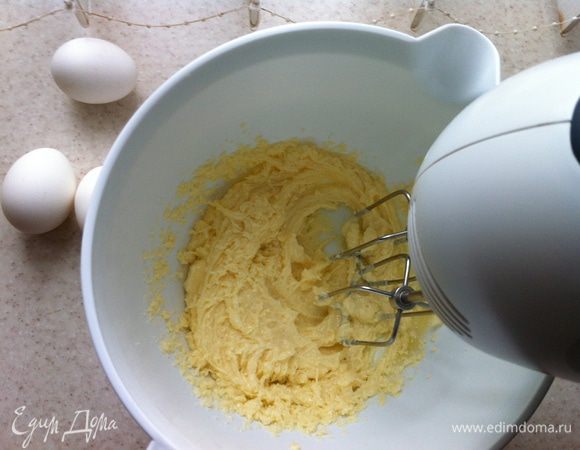 Приступаем к тесту.
Масло растираем с сахаром до бела.