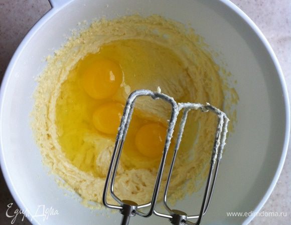 Добавляем яйца.Взбиваем.