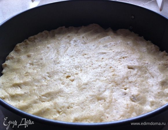 Смазываем форму маслом и выкладываем наше тесто после чего ставим в разогретую до 180 градусов духовку.
Выпекаем 30-35 минут до красивой румяной,золотистой корочки.