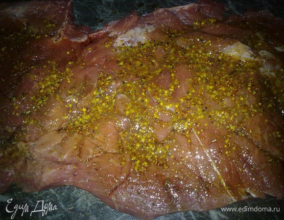 Разрезаем мясо в пласт, немного отбиваем, солим, перчим, сбрызгиваем соусом соевым, смазываем горчицей.
Затем сворачиваем в рулет и ставим на пару часов в холодильник