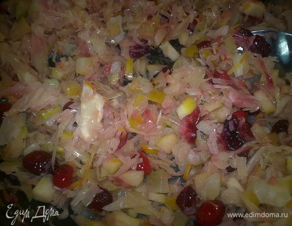 Сало обжариваем на сковородке, добывляем капусту, яблоко и клюкву, тушим немного, чтобы ушла жидкость.