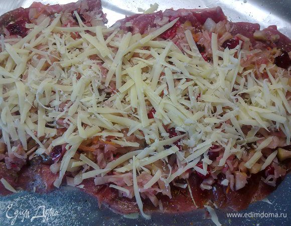 Достаем мясо, разворачиваем, выкладываем начинку, посыпаем натертым сыром