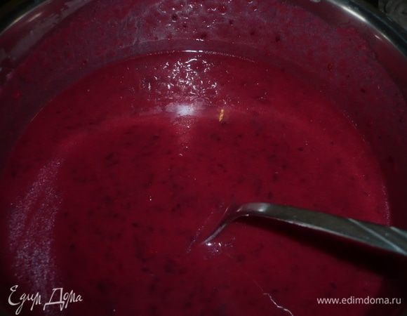 ставим на медленный огонь, непрерывно помешиваем и варим до загустения и охлаждаем. Этот крем хорош не только для торта, но и сам по себе в качестве соуса, не только к десертам, но и к мясу и птице. 