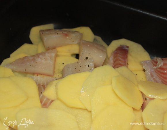 На картофель выложить рыбу.