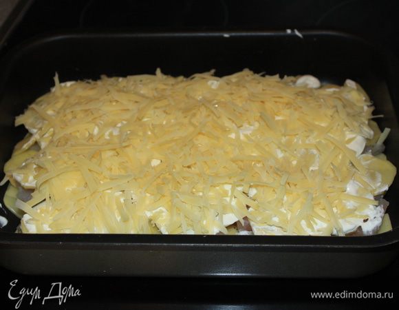 Посыпать тёртым сыром и поставить в разогретую до 180 градусов духовку. Готовить около 40 минут. Приятного аппетита! :)