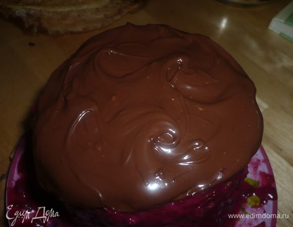растопим шоколад и покроем тортик сверху шоколадом