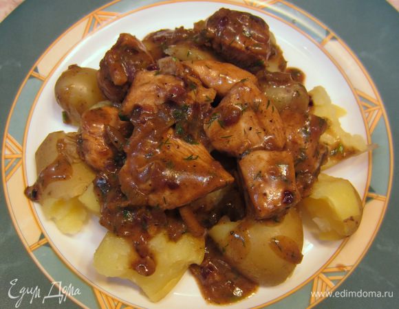 Нарежьте грудки кубиками по два сантиметра. Выложите их на свовороду и обжарьте со всех сторон в течение пары минут. Посолите грудку. Посыпьте грудку мукой и хорошенько перемешайте, чтобы мука обволокла ингредиенты со всех сторон.
Влейте вино и столько же воды. Помешивайте грудку и тушите около 5 минут. Влейте соевый соус и горчицу. Когда соус загустеет выключите огонь и положите рубленную зелень. Поперчите мясо.