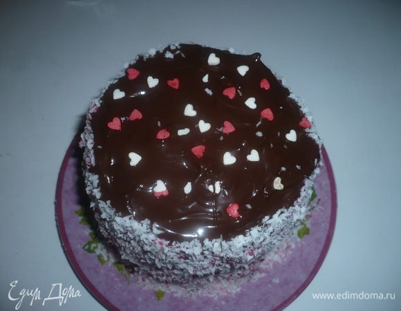 Бока обсыпем кокосовой стружкой и верх украсим посыпкой. 