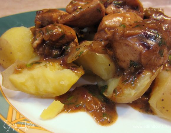 Поломайте картофель на кусочки, выложите на тарелку. Сверху выложите грудку и полейте соусом из сковороды.