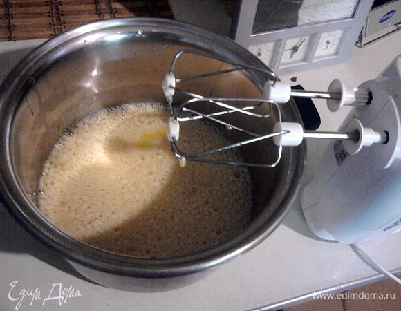 Вначале сбиваем яйца с сахаром и солькой.