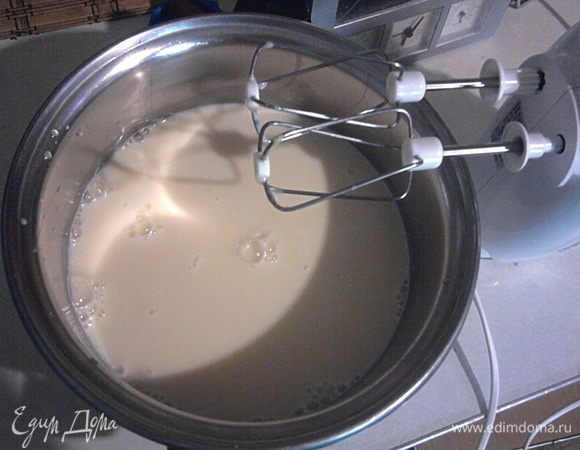Потом вливаем молоко и опять взбиваем.