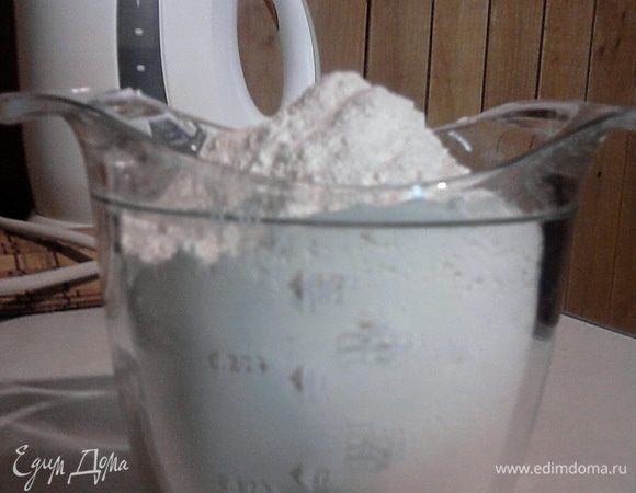 Отмеряем пол килограмма муки, добавляем в тесто и опять смешиваем. Тогда же вливаем и масло. Возможно использовать и сливочное масло, но его необходимо предварительно растопить - чтобы не было потом кусочков в тесте. Масло необходимо, чтобы не прилипали блинчики к противню.