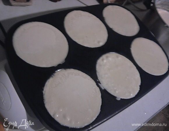 После жарим блинчики. =) У меня был черпачок, который и отмерял необходимое количество необходимого теста для каждого блинчика.