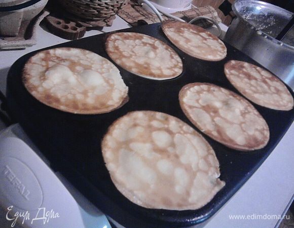 Дальше жарим блинчики по обычному сценарию=)
 В общей сложности у меня за пол часа получилось 60 блинчиков, но не все дожили до конца готовки))) парочку скушали во время! =)
   Начинка может быть абсолютно любой, могу предложить пару своих вариантов:
- с язык (предварительно сварить, и немножко после обжарить, можно либо кусочками, либо сделать в блендере массу)
- с грибочкми (жаренными с лучком и перчиком)
- с творогом и травками (можно брать любой творог, немножко его сбить, добавить укроп, базилик и чесночка немножко)
- с яблоками и черникой
- с бананом и шоколадом.
   Ну или на ваш вкус! =)
   Приятного аппетита.
