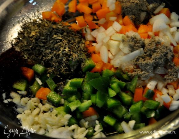 В большой чаше скомбинировать 9 первых ингридиентов.