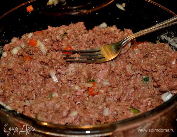 Добавить фарш,хорошо перемешать. Затем молоко,яйца,вустер.соус перемешивать и после хлебную крошку.Все опять тщательно перемешать.