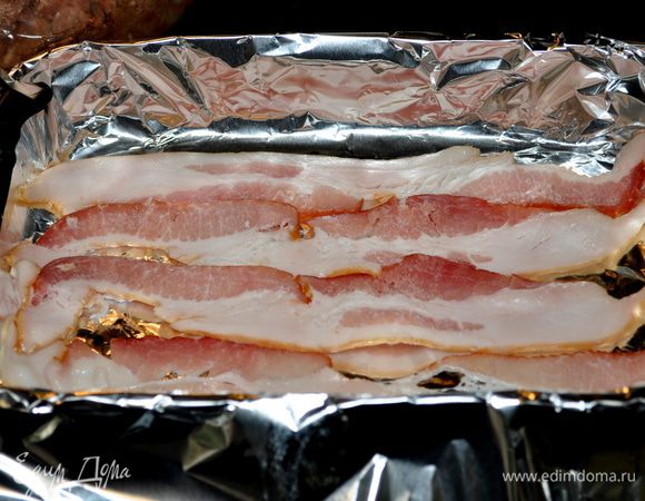  На форму прямоугольную выложить большой лист фольги,смазать ее. Затем выложить бекон.