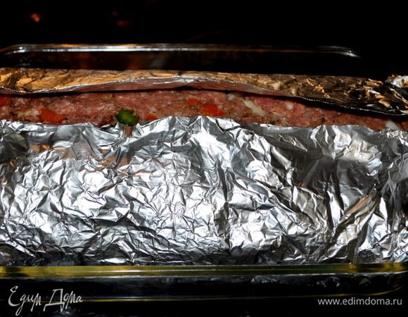 Затем поверх бекона выложить всю мясную -овощную массу и крепко фарш в буханочку сформировать помогая фольгой.Поставить в холод-ник на 2 часа или на ночь.