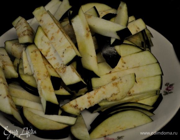 Разогреть бройл.Баклажан разрезать крупно полосками.