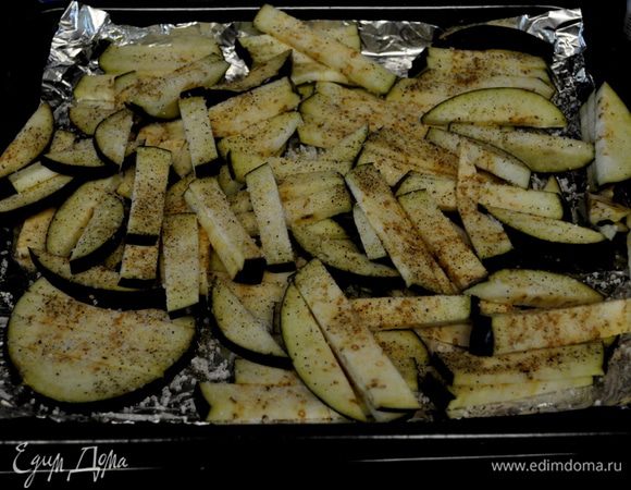 Выложить на противень,сверху посыпать солью и перцем.