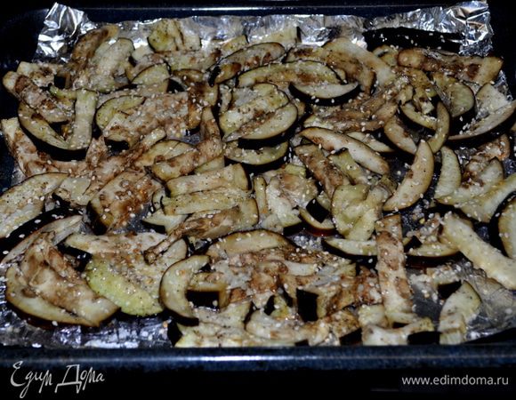 В небольшой посуде смешать для соуса все ингридиенты.Сбрызнуть поверх баклажана перемешать все.
Поставить все под бройл на 15 мин.Перевернуть один раз.