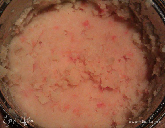 Отварить картошку ( я с морковкой) в соленой воде до готовности. Воду слить, картошку размять, добавить масло, перемешать, остудить.
Добавить муку, мелкорубленный или давленный чеснок, яйцо или крахмал, всё остальное на ваш вкус (перчик, специи или тертый сыр , грибы и тп). Перемешать.