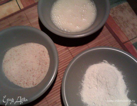 Подготовить три емкости:
С мукой, с яйцами и панировочными сухарями.
Можно обойтись без яиц. Просто обвалять изделия в панировке или муке, а можно и вообще не обваливать.
