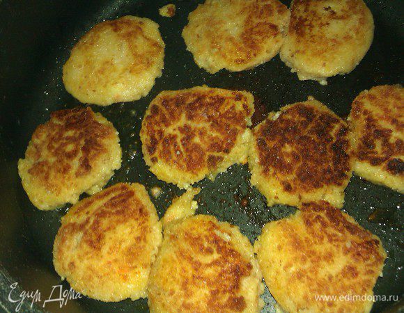 Разогреть сковороду с растительным маслом и обжарить с обеих сторон наши биточки до нужной вам корочки.