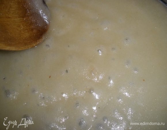 Тесто разморозить. Разрезать его заранее под форму в которой вы будите выпекать ваш пирог с небольшим запасом на бортики. Бананы очистить, порезать на попалам поперек и затем повдоль. Форму поставить на плиту, выложить в нее масло и сахар и на СЛАБОМ огне приготовить карамель. Это займет около 5 минут! 