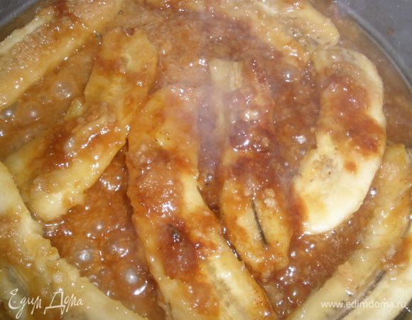 Выложить в карамель бананы и немного потушить их в ней с обеих сторон. Бананы должны стать приятного карамельного цвета.
Сразу скажу - запах пошел умопомрочительный!! 
Снять с огня, добавить цедру апельсина и корицу. Фото не сделала так как при работе с карамелью все надо делать очень быстро, иначе она присохнет и пирог не получится!! 