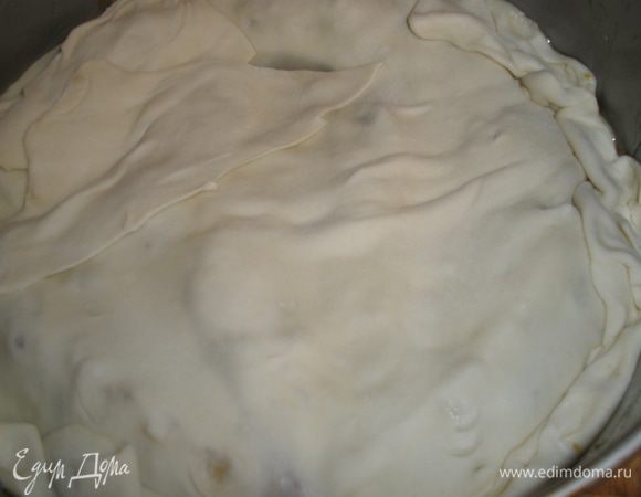 Накрыть бананы тестом очень аккуратно, подтыкая его под бананы, чтобы не было пробелов, наколоть вилкой в разных местах и поставить в духовку, разогретую до 180 градусов на 30 минут. Тесто должно стать золотисто-коричневым. 