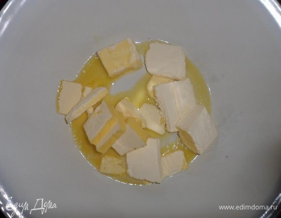 Сливочное масло нарезать на кусочки и дать ему немного подтаять