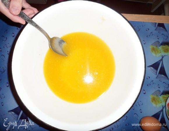 Растереть сахар с яйцами и солью. Добавить масло и снова растереть