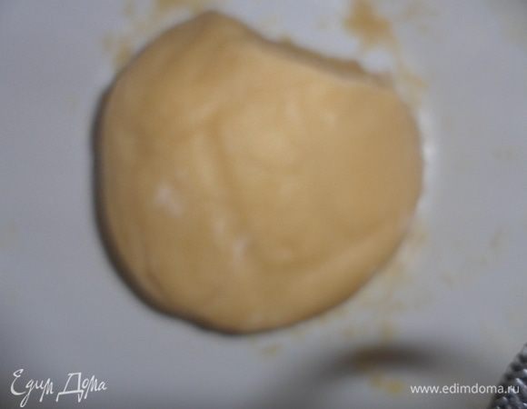 Добавить муку и замесить тесто, так что бы оно получилось гладким. Поставить в холодильник на 50-60 минут (или в морозилку на 10 минут).