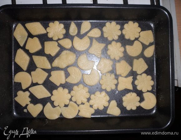 И вырезать из него формами печенье. Выложить на противень и поставить в разогретую духовку на 10-15 минут.