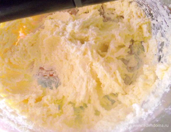 Взбить размягченное масло с сахаром до кремообразного состояния.