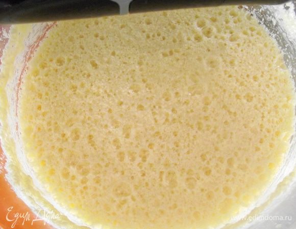 Не переставая взбивать, добавить по одному яйца.