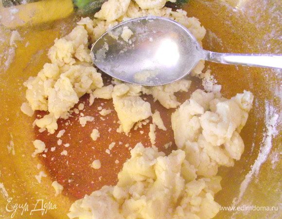 Для начинки: муку смешать с сахаром (в оригинале - с коричневым), добавить сливочное масло и растереть в крошку.