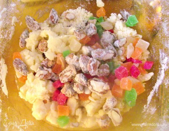 Добавить орехи и цукаты, перемешать.