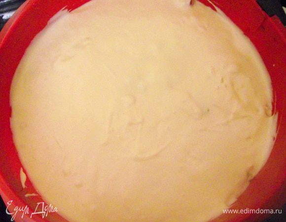 В подготовленную форму (диаметром 26 см)  переложить половину теста, разровнять,   на тесто равномерно насыпать половину начинки.