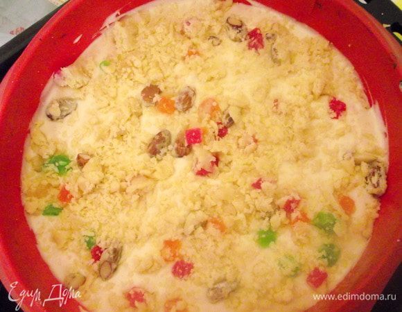 Выложить остальное тесто, разровнять  и верх посыпать остальной начинкой.