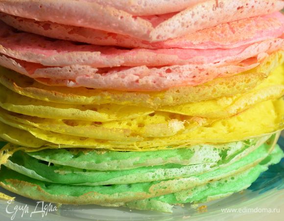 Приготовление: В кастрюлю вливаем воду и разводим в ней дрожжи, всыпаем 500 грамм муки, хорошо вымешиваем . Ставим на 1 час в теплое место. Когда подойдет опара добавляем соль ,сахар, теплое оливковое масло. Снова вымешиваем тесто и постепенно всыпаем остальную муку, вымешиваем  до гладкости. Затем густое тесто делим на 3 части. Пищевые красители  разводим теплым молоком, вливаем  их постепенно в тесто и тщательно размешиваем.  Ставим  в теплое место , чтобы поднялось. Снова размешиваем и опять даем подняться. Взбитые в пену яичные белки добавляем  в каждую емкость.  Начинаем печь блины, как только тесто поднимется.  МИР ВАМ!