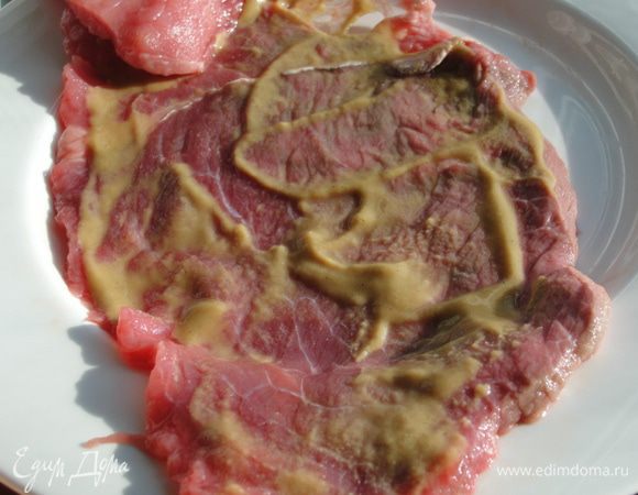 Кусочки мяса посолить и поперчить,  смазать горчицей.