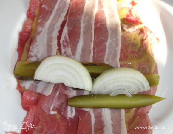 Для начинки 1 выкладываем на кусочек мяса бекон по 2-3 кусочка, порезанные на длинные полосочки огурчики, полукольца лука.