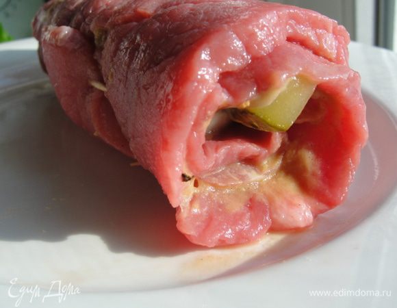 Сворачиваем туго, с самого узкого конца кусочка мяса к широкому и закрепляем зубочисткой или спец. шнуром.
