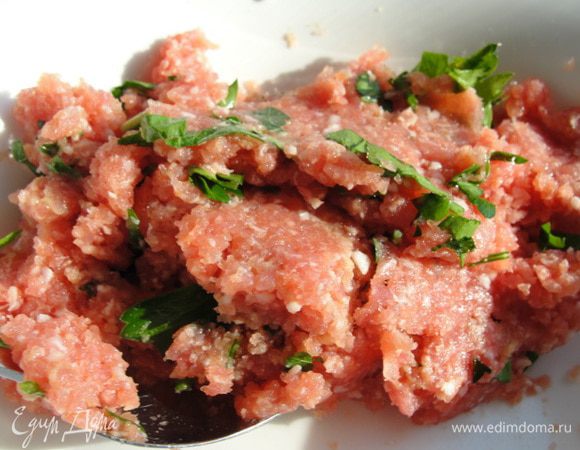 Для начинки 2 смешиваем фарш с горчицей, петрушкой, кукурузой или в моем варианте морковкой, я порезала ее на длинные полосочки. Солим, перчим, добавляем сладкую паприку. 