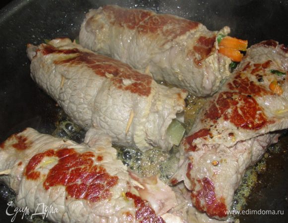 Обжариваем рулады на раскаленной сковороде в растительном масле, со всех сторон до румянца. Выкладываем на тарелочку.