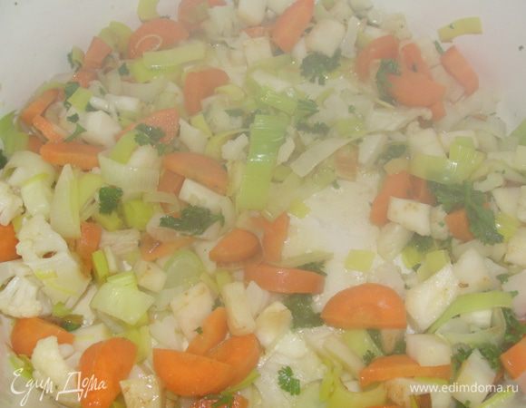 Чистим оствашиеся две луковицы, мелко режем их. Зеленый набор для супа мы будем использовать для поджарки. Чистим и мелко режем овощи.  Обжариваем слегка в растительном масле, где готовились рулады. Подливаем немного воды, тушим овощи минут 5. Доливаем воды до 375 мл, даем закипеть. 
Отдельно смешиваем 20 гр муки с 3 ст.л. холодной воды, вымешиваем венчиком, чтобы была масса без комочков. Вливаем в наш овощной соус, тщательно вымешиваем. Выкладываем рулады и тушим 1 час и 30 минут.